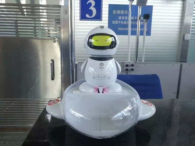 太酷了 智能機器人亮相烏魯木齊國際機場