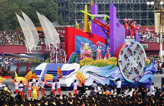 湖南彩車展出 明和再現最美“瀟湘今朝”
