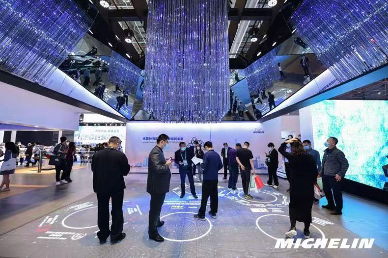 鑫億光LED智能<a href=http://www.axyo.cn/hddz/ target=_blank>互動地磚屏</a>首次進駐進博會，攜手創造科技智能生活