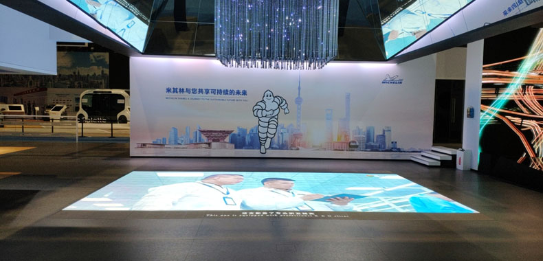 鑫億光LED智能<a href=http://www.axyo.cn/hddz/ target=_blank>互動地磚屏</a>首次進駐進博會，攜手創造科技智能生活