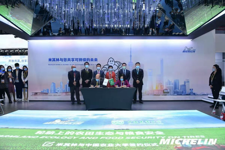 鑫億光LED智能<a href=http://www.axyo.cn/hddz/ target=_blank>互動地磚屏</a>首次進駐進博會，攜手創造科技智能生活