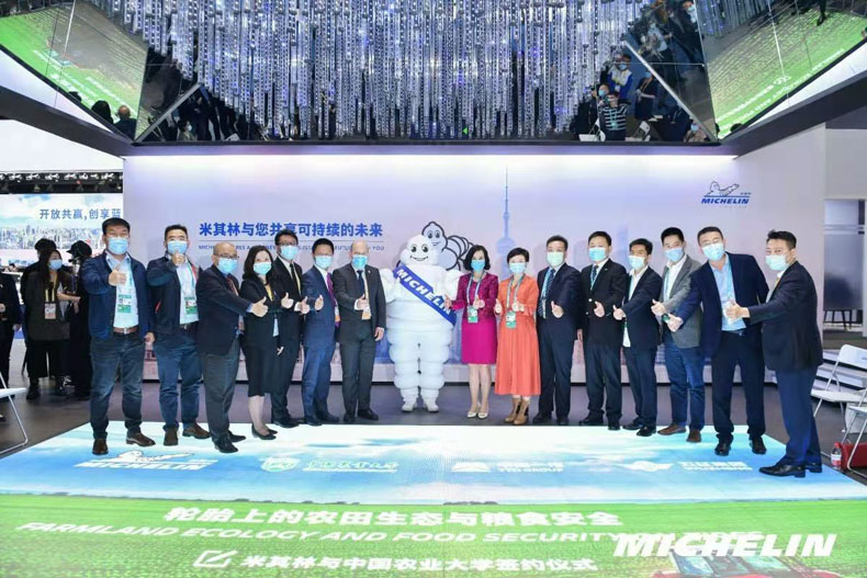 鑫億光LED智能<a href=http://www.axyo.cn/hddz/ target=_blank>互動地磚屏</a>首次進駐進博會，攜手創造科技智能生活